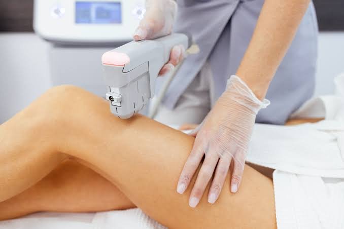 Ultrasound treatment handpiece applied to the thigh