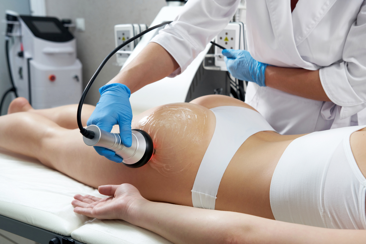 Treatment handpiece applied to the abdomen during illustrative body contouring
